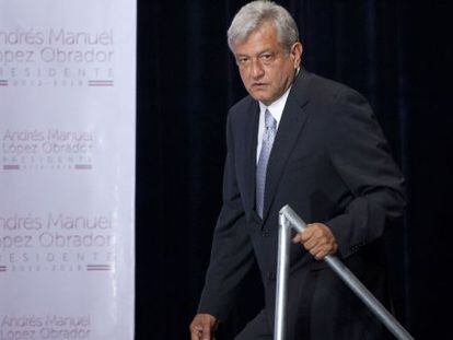 L&oacute;pez Obrador llega a la conferencia de prensa ofrecida el lunes en la capital mexicana.
 