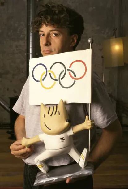 El diseñador Javier Mariscal junto a Cobi, la mascota que creó para los Juegos Olímpicos de Barcelona 92'.