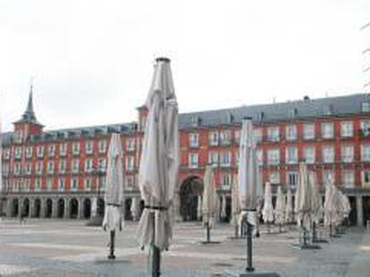 La céntrica Plaza Mayor de Madrid, vacía durante el estado de alarma decretado por el coronavirus, en Madrid (España).