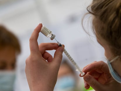 Una sanitaria preparada una inyección de la vacuna de Janssen el Antwerp (Bélgica) el 30 de abril.