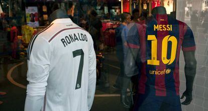 Las camisetas de Cristiano Ronaldo y Messi en una tienda de Madrid antes del clásico.