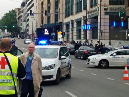 La polic&iacute;a bloquea este martes los accesos al centro comercial City2, en Bruselas. 