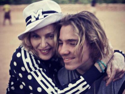 Madonna junto a su hijo, Rocco.