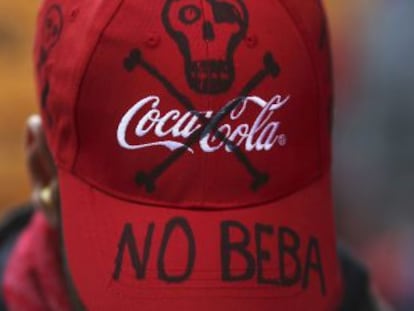 Un trabajador de Coca-Cola despedido en una manifestaci&oacute;n.