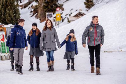 La familia danesa durante un paseo por Verbier, en enero.