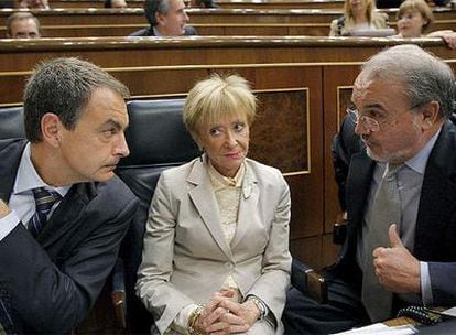 El presidente del Gobierno, José Luis Rodríguez Zapatero, conversa con María Teresa Fernández de la Vega y Pedro Solbes durante el pleno del Congreso celebrado hoy