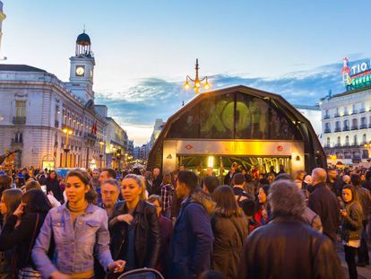 Aglomeración de gente saliendo de la estación de metro-cercanías en la Puerta del Sol de Madrid