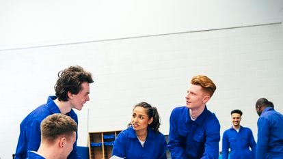 Estudiantes de ingeniería en una clase sobre diseño de paneles solares.