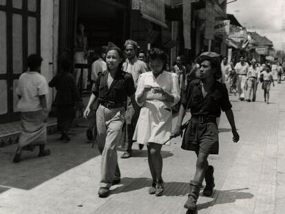 Tres jóvenes indonesias de la organización juvenil armada KRIS, en diciembre de 1947.