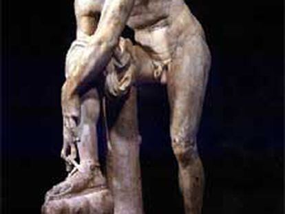 <i>Hermes, atándose una sandalia. </i> Copia romana en mármol de finales del siglo IV. Museo del Louvre.