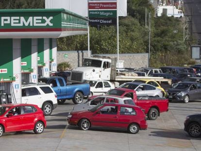 Un grupo de conductores hace fila para comprar gasolina ante la escasez que sufre M&eacute;xico.