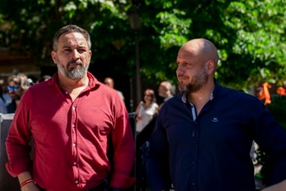 El líder de VOX, Santiago Abascal, a la izquierda, con el secretario general de Solidaridad, Rodrigo Alonso, durante el mitin de este 1 de mayo en Madrid.