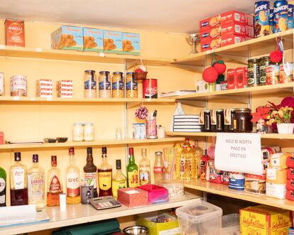 El armario del bar-tienda de Philomena, uno de los vecinos más antiguos de Puebla de la Sierra.