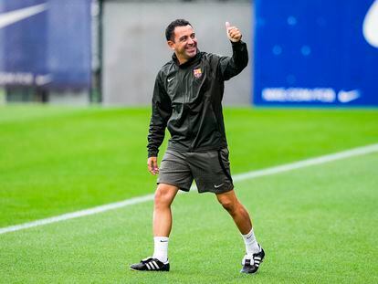 El técnico del FC Barcelona, Xavi Hernández, durante un entrenamiento del equipo azulgrana.