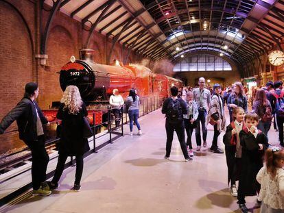 O Expresso de Hogwarts, o trem que leva Harry Potter e seus amigos de Londres até o colégio de magia e bruxaria, na versão cinematográfica.