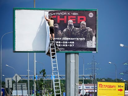 Retirada de un cartel de reclutamiento del Grupo Wagner, el sábado en San Petersburgo.