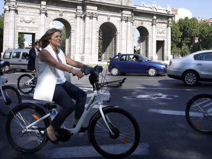 Ana Botella pasea en bicicleta por la Puerta de Alcal&aacute;.