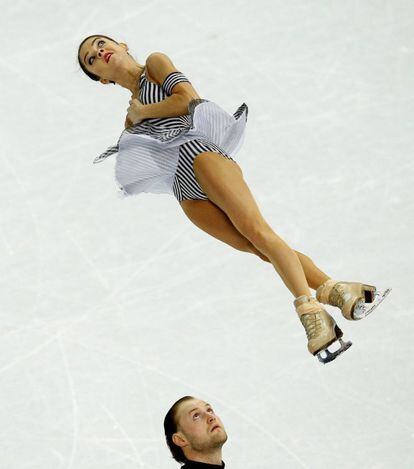 Los rusos Vera Bazarovay y Yuri Larionov en la prueba de patinaje artistico