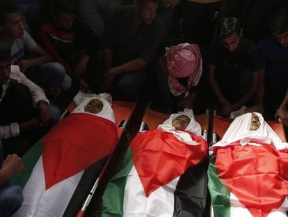 Los cadáveres de los tres menores muertos en un ataque israelí, en su funeral el lunes en Gaza.