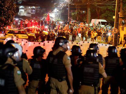 Simpatizantes de Lula frente a la policía, en Curitiba.