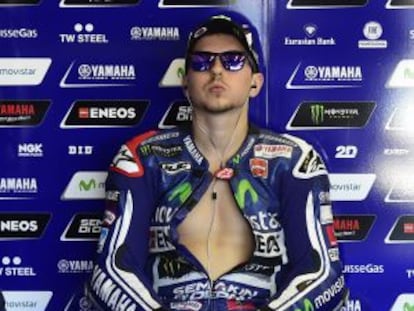 Lorenzo, durante un descanso del GP de Espa&ntilde;a.