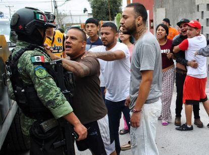 Pobladores de Nuevo Laredo se enfrentan a un grupo de militares tras la masacre del pasado 26 de febrero.