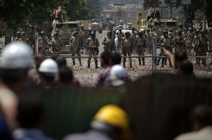 Miembros del ejército egipcio protegen la sede de la Guardia Republicana, 8 de julio de 2013.