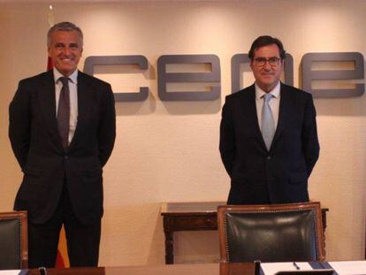 El presidente de la consultora PwC, Gonzalo Sánchez (a la izquierda) y el presidente de CEOE, Antonio Garamendi.