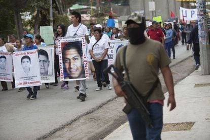 Miembros de la Policia comunitaria están pendientes de la seguridad de la manifestación por la presentación con vida de los 43 normalistas desaparecidos en Iguala. Tixtla, Guerrero (México).