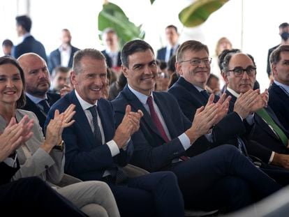 El presidente del Gobierno, Pedro Sánchez, en en el centro, entre el presidente del Grupo Volkswagen, Herbert Diess, y el presidente valenciano, Ximo Puig, este pasado jueves en Sagunto.