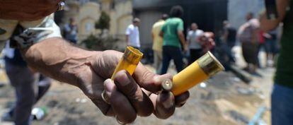 Un egipcio muestra unos casquillos de bala junto a la sede de los Hermanos Musulmanes en El Cairo el lunes. 