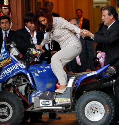 Cristina Kirchner se sube a un <i>quad</i> del <rally Dakar.