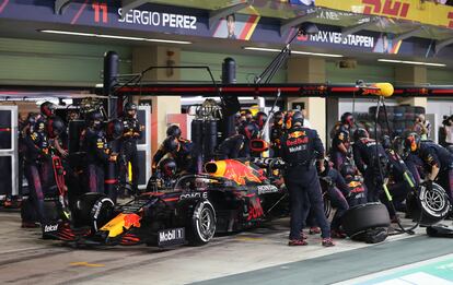 El coche Red Bull de Checo Pérez durante el Gran Premio de Abu Dabi.