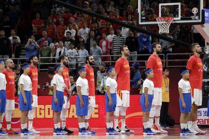 Los jugadores de la Selección española de baloncesto, minutos antes del comienzo del partido ante Australia.
