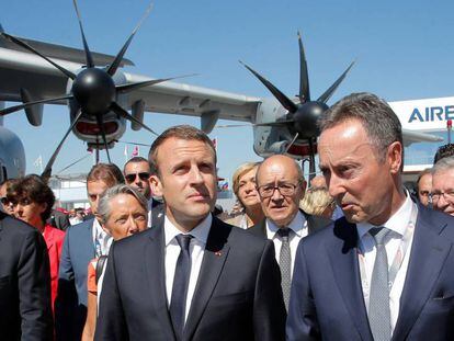 El presidente franc&eacute;s, Emmanuel Macron, tras aterrizar en un A400M, el avi&oacute;n militar de Airbus que se ensambla en Sevilla.