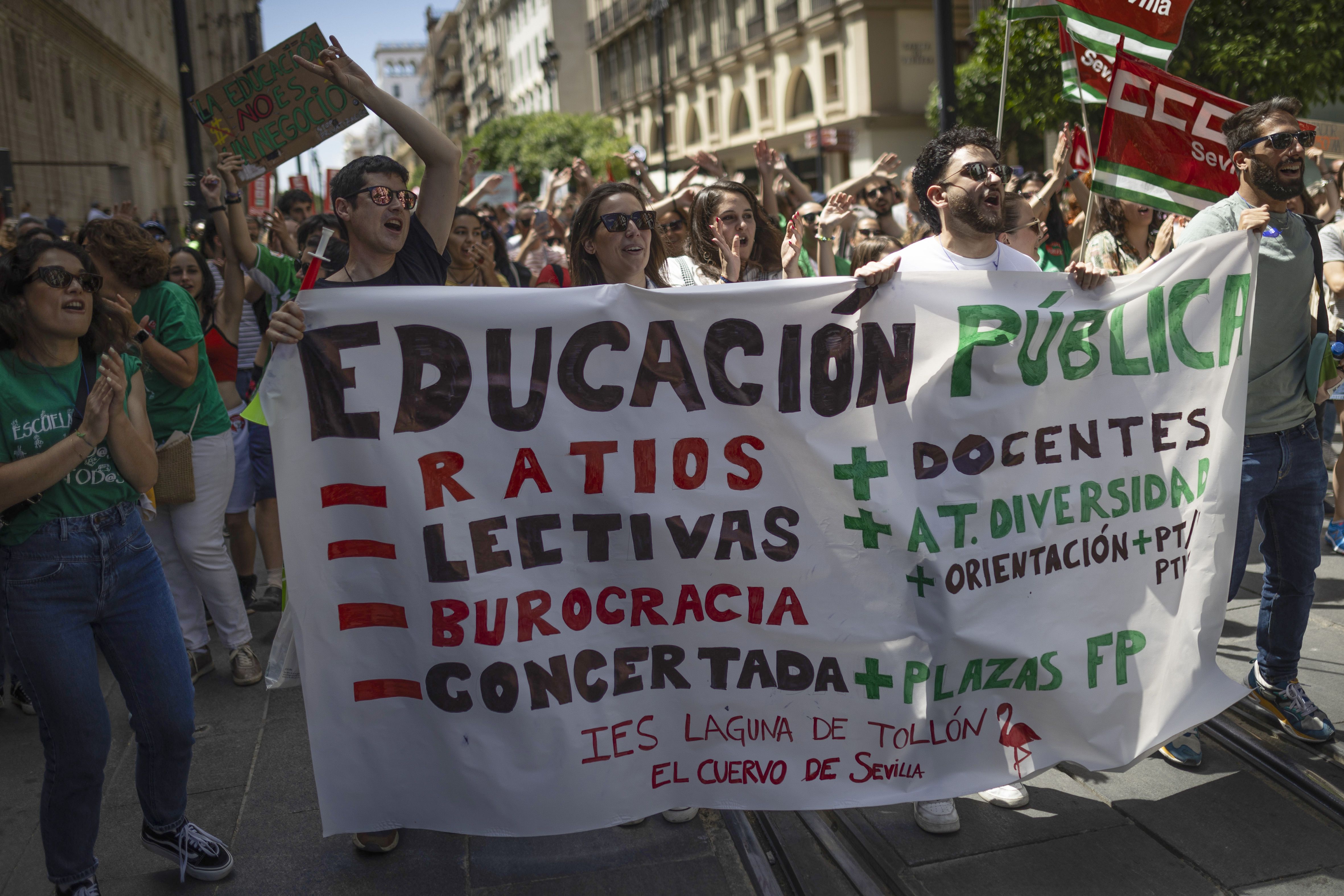 Miles de docentes en huelga en Andalucía reclaman un aumento de la plantilla: “Me siento como una apagafuegos”