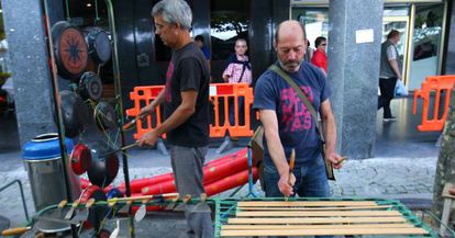 Componentes de Turukutupá tocan los instrumentos de la instalación Reziclonk en Las Arenas.