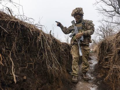 Un soldado ucranio camina en una trinchera en la región de Donetsk (Ucrania), este lunes.