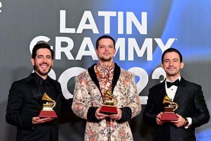 Luis Jiménez, Lasso y Agustín Zubillaga posan con el premio a Mejor Canción Pop/Rock.
