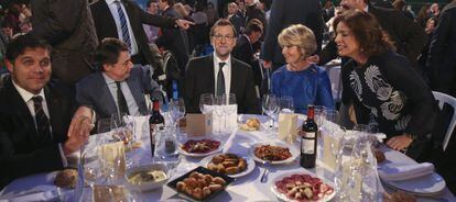 De izquierda a derecha en la cena de Navidad del PP de Madrid, Agustín Juárez (alcalde de Villalba), Ignacio González, Mariano Rajoy, Esperanza Aguirre y Ana Botella.