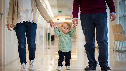 Irene, junto a su madre y su padre en el hospital Gregorio Marañón, en noviembre de 2021.