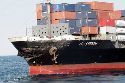 Daños en el buque de mercancías ACX Crystal tras chocar con el destructor estadounidense.