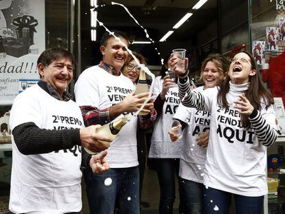 Trabajadores de la administracion de lotería de la calle Amaya de Pamplona celebran la venta del numero 4.536, Segundo premio de la Lotería de Navidad.