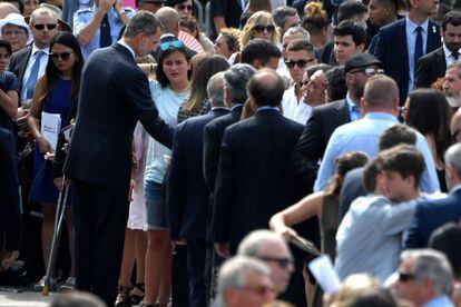 El Rei saluda víctimes i familiars després d'arribar a la plaça de Catalunya.