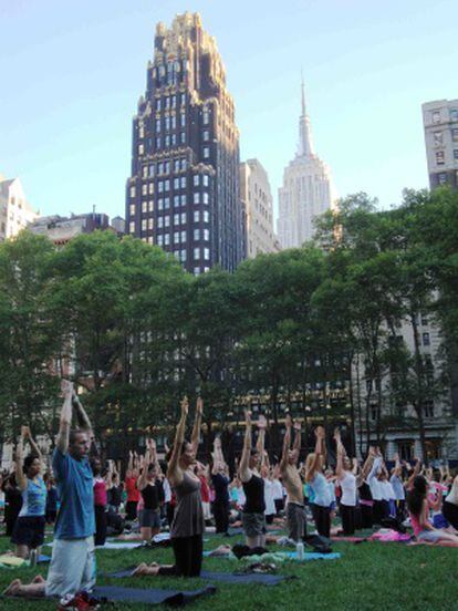 Clase multitudinaria de yoga en Bryant Park, Nueva York
