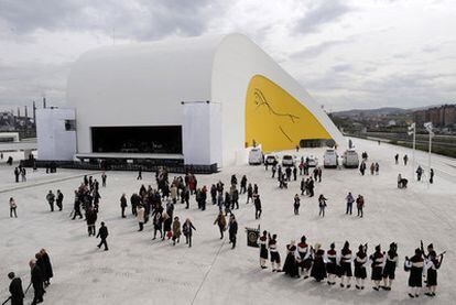 Algunos de los asistentes a la inauguración del Centro Niemeyer, en Avilés (Asturias).