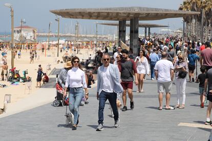 Gente pasea por Tel Aviv (Israel) sin usar mascarilla.