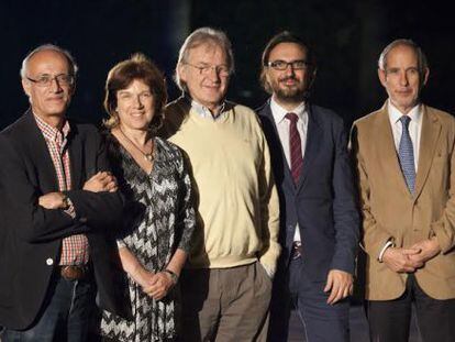 De izquierda a derecha, los escritores Francisco Hinojosa, Yolanda Reyes y Luis Pescetti, el director global de loqueleo, Raúl González, y el director general de Santillana México, Juan Arzoz.