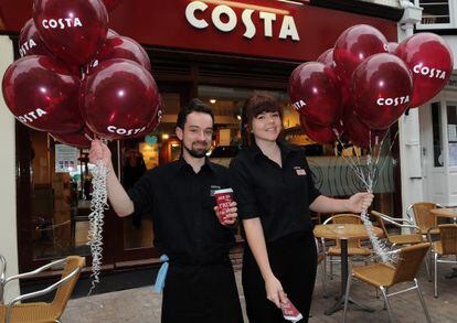 Dos empleados de Costa Coffee en un local de Reino Unido