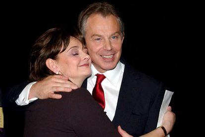 Cherie y Tony Blair se abrazan en 2005 en una noche electoral.